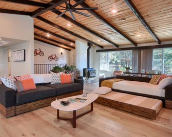 Doe Cabin Hot Tub/Playground/Game Room and more - Oakhurst - Wohnzimmer