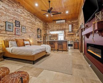 The Big Easy at The East Wright Inn. Historic Luxury Apartment Downtown - Pensacola - Bedroom
