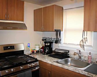 Entire 2br Apartment In A Nice Quiet Neighborhood! - Boston - Kitchen