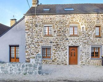 Nice Home In Quettehou With Kitchen - Quettehou - Bâtiment