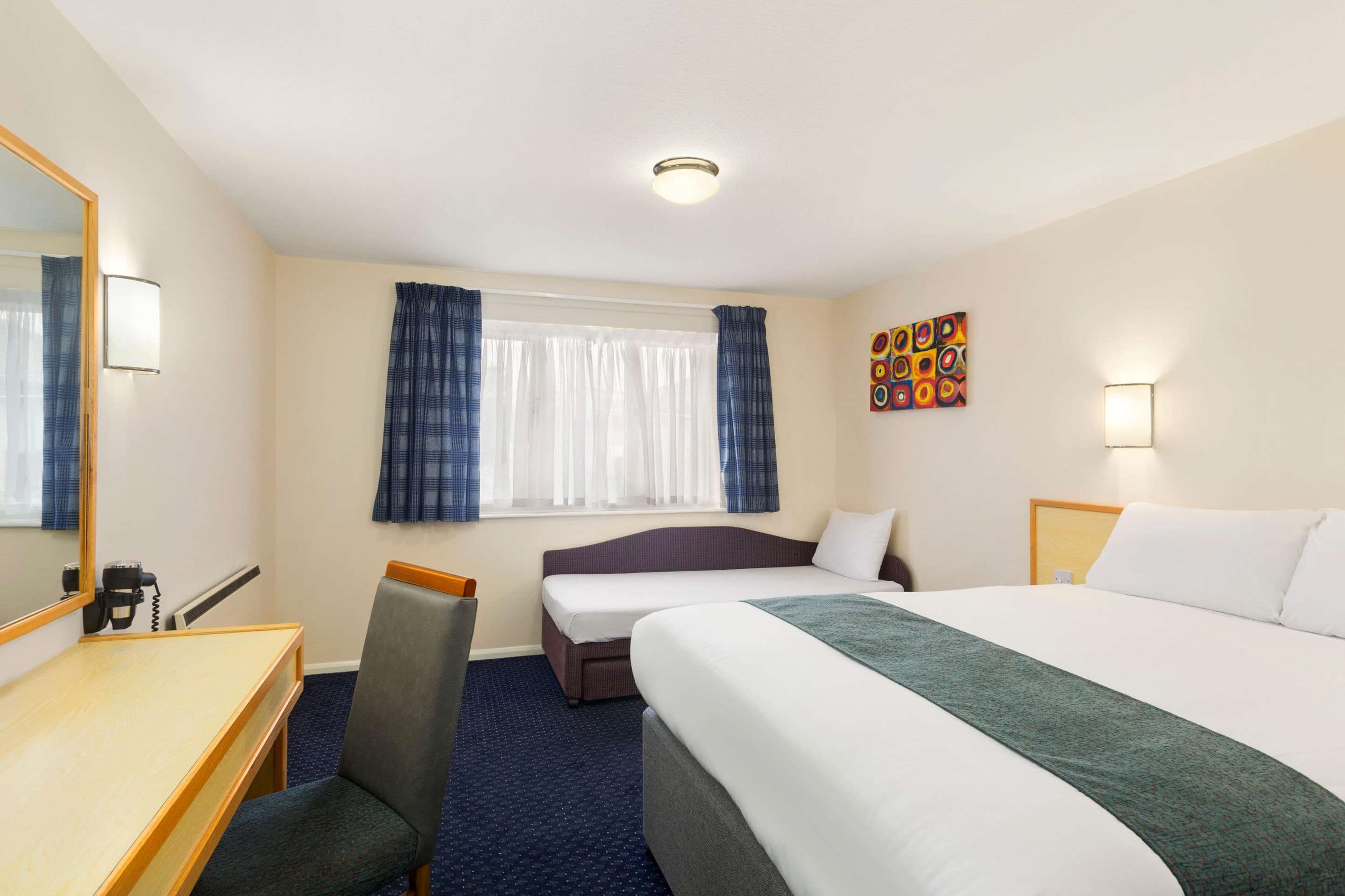 Days Inn by Wyndham Sutton Scotney South - Winchester - Phòng ngủ