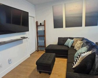 Escape to the Mountains & Ocean with your private hot tub! - 蘇克 - 客廳