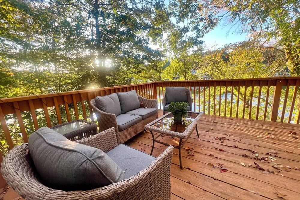 Cozy and serene one bedroom waterfront guest cottage