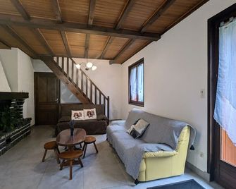 Mountain Lodge with Fireplace - 4 Bedrooms, Pet Friendly - Yssingeaux - Living room