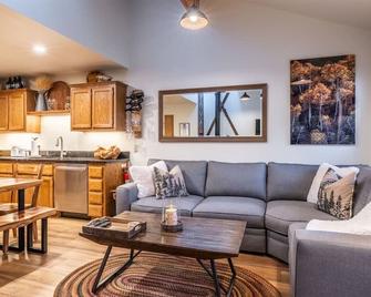 Aspen Meadows 10 -Beautifully Furnished - June Lake - Salon