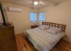 Warm and Welcoming 2BR close to UNM North Campus - Albuquerque - Soveværelse