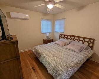 Warm and Welcoming 2BR close to UNM North Campus - Albuquerque - Bedroom