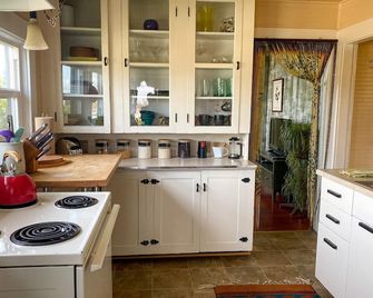 Upstairs at Thevictorian - Lush Walkable and Dog-friendly Retreat - Steps From Downtown Bellingham - Bellingham - Kitchen