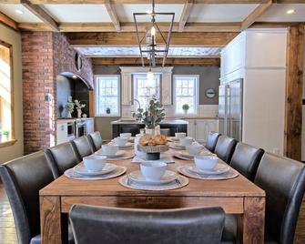 Mountain Cottage - Hot Tub, Poker & Pool Tables - Sainte-Anne-des-Lacs - Salle à manger