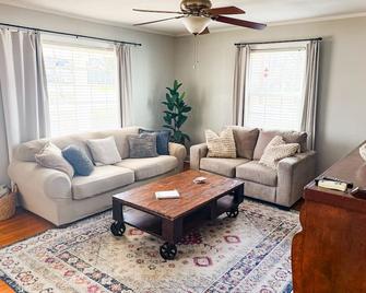 The Grate House - Fire Table - Grill - Fenced Yard - Searcy - Living room