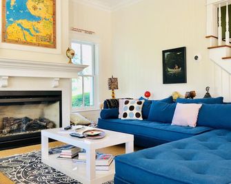 Custom Harbor Springs In-Town Luxury Cottage - Harbor Springs - Living room