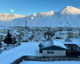 Chic Townhouse - Views Telescope Balcony Bbq - Siglufjordur - Outdoors view