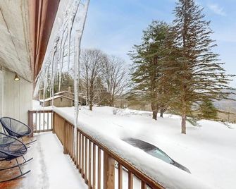 Cozy house w/ mtn views, sauna, fire pit, BBQ, fireplace, w/d, deck, wifi, EV - Jamaica - Balcony