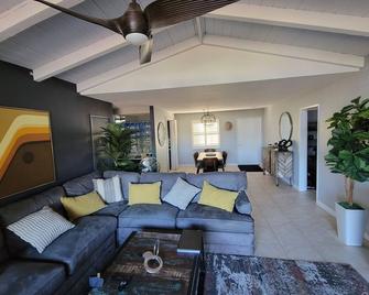 Unique large desert(+) rental opportunity - Palm Springs - Sala de estar
