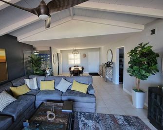 Unique large desert(+) rental opportunity - Palm Springs - Sala de estar