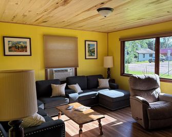Aspen Cabin: clean, comfortable, great location, large yard, mountain view. - East Glacier Park - Sala de estar
