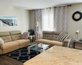 Cozy 3-bedroom home in desirable Stonebridge neighborhood - Saskatoon - Living room