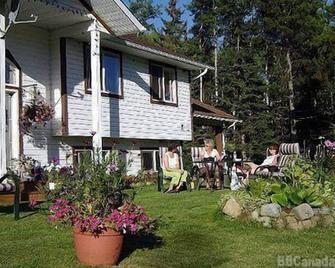 Silvern Lake Trail Bed and Breakfast - Smithers - Innenhof