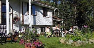 Silvern Lake Trail Bed and Breakfast - Smithers - Patio