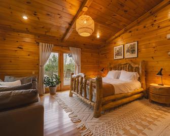 Amber Acres Lodge; Spacious Log Cabin with Mountain Views and Lake Access - Roscoe - Bedroom