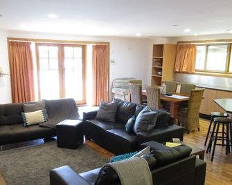 Dandenong Ranges Cottages - Monbulk - Huiskamer