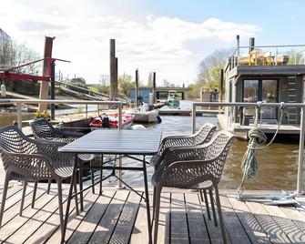 Holiday Home 'Besonderes Tiny Hausboot Marianne' with Private Terrace and Wi-Fi - Hamburg - Balcony