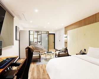 Mariposa Hotel Songtan - Osan - Habitación
