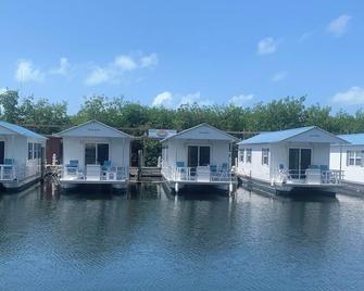 Aqua Lodges At Hurricane Hole Marina - Cayo Hueso - Edificio