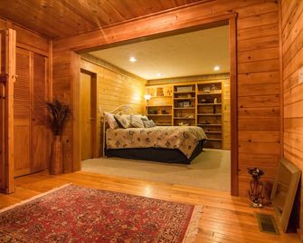 Relaxing Beachfront Setting To Watch Wildlife And Tides! Kayaks & Fun Included! - Camano Island - Bedroom