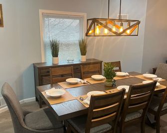 Huge Family House 12 miles to NYC/4Bath/Parking - Belleville - Dining room