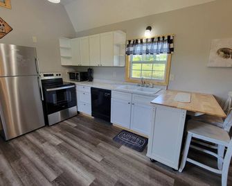 Tiny Barn on the Farm - French Creek - Kitchen