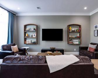 Historic 2-bedroom apartment with WiFi, AC in charming Batesville - Batesville - Living room