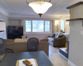 Brightly Lit Home In Victoria Bc - Victoria