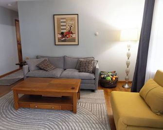 Paws & Play - Spacious Fenced Yard - Berea - Huiskamer