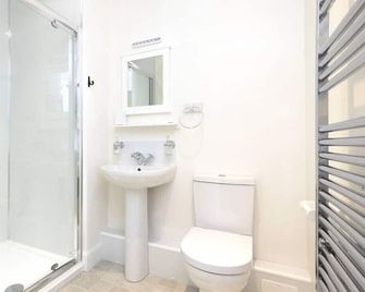 The Nest - Cosy Holiday Cottage - Perth - Bathroom