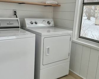 New Listing: perfect location, Sunshine Cottage, a cute little gem in Lakeside! - Muskegon - Laundry facility