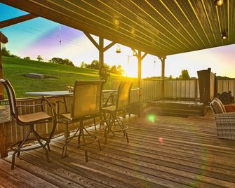 Serene Ranch House: Views & Hot Tub! It feels like home - Mansfield - Balcony