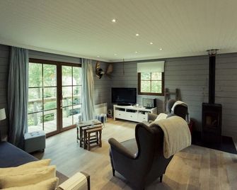 Scandinavian Chalet In Lush Greenery And Forest - Büllingen - Sala de estar