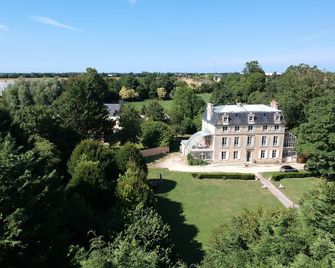 Chambres d'Hôtes Château de Damigny - באיואו - בניין
