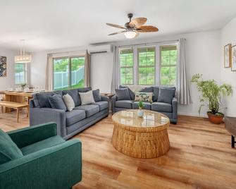 5 Minutes to the Beach! Oahu Ocean View + Family retreat - Valle Makaha - Sala de estar