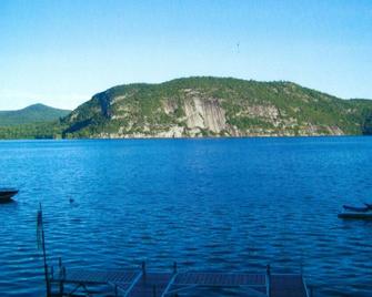 Beautiful Waterfront Home with stuning views Across from Roger's Rock - Ticonderoga - Вигляд зовні