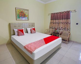 OYO 90968 Graha Family Guest House - Palu - Habitación