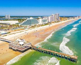 هوم وود سويتس باي هيلتون دايتونا بيتش سبيدواي - أيربورت - دايتونا بيتش - شاطئ