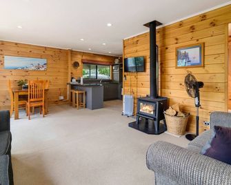 Ngongotaha Lakeside Lodge - Rotorua - Living room