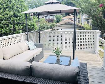 The Sunshine House - ונקובר - מרפסת