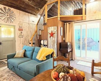 Summer Retreat w/ Hot Tub&Firepit/10 Min. to Beach - Amherst - Sala de estar