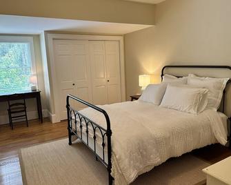 Historic Delhi home with village amenities and proximity to All \nStar Village! - Delhi - Bedroom