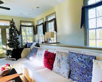 Wayside Inn Bed and Breakfast - Ellicott City - Living room