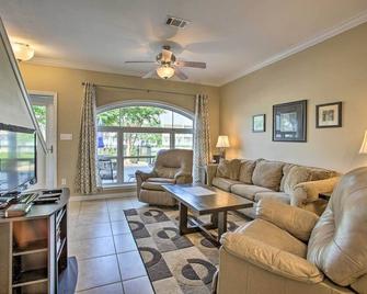Relaxing Beach Condo with a Pool - Long Beach - Living room