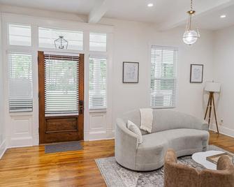 Beautiful Home Located In Norcross - Norcross - Living room